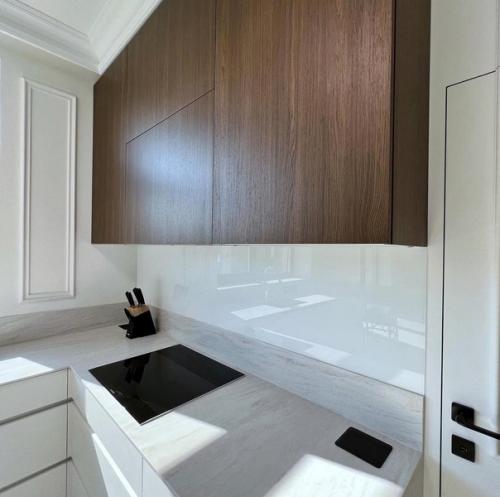 Белый цвет и дерево создают впечатляющую смесь, которая дарит неповторимый уникальный вид. 01