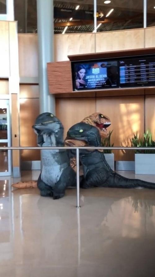 Динозавры в надувных костюмах бабуле сюрприз устроили! 03