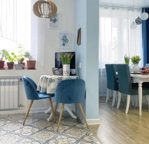 Голубые оттенки, которые распространяются по интерьеру квартиры, добавляют чувству нежности. 06