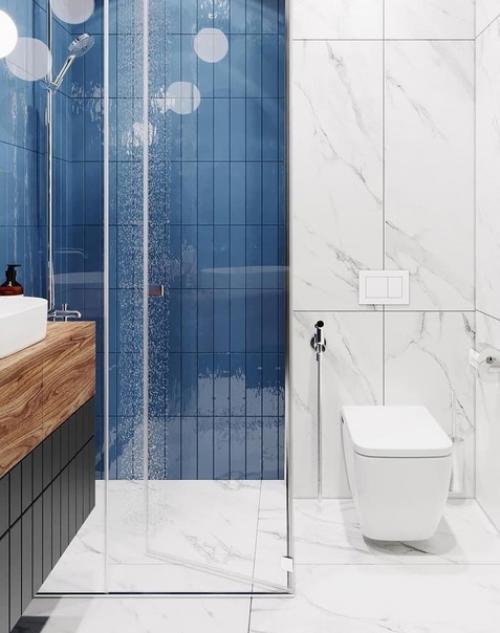 Ванная комната синего цвета привлекает взоры своим нежным, успокаивающим окружением.