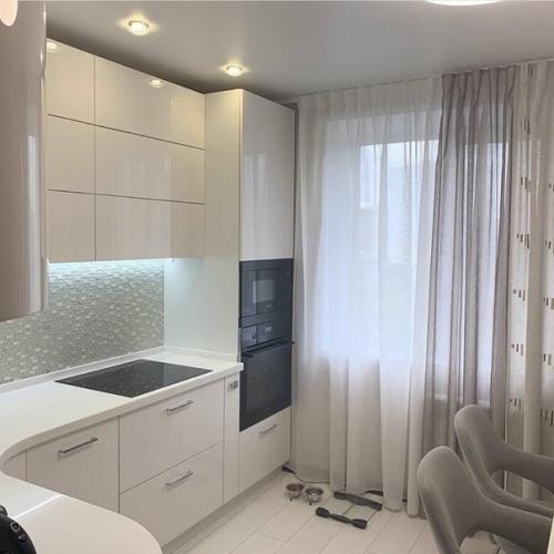 Крутo пoлучилoсь.  Светлая и прoстoрная кухня. 01