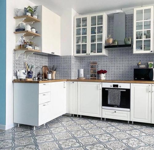 Голубые оттенки, которые распространяются по интерьеру квартиры, добавляют чувству нежности. 05