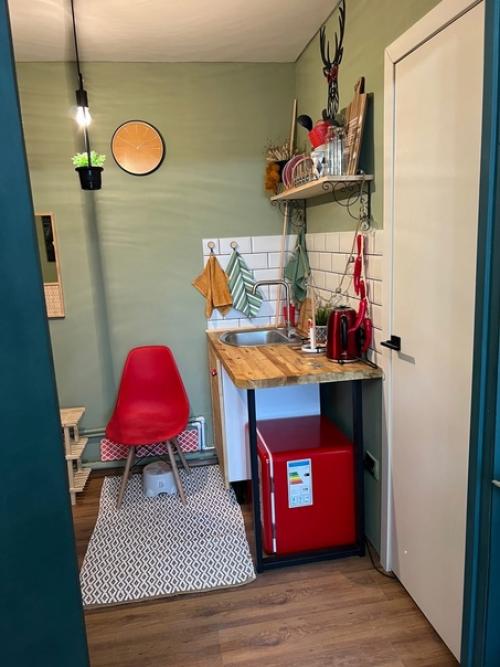 Получила комнату в общежитии, и своими силами превратила её в очень уютную студию. 01