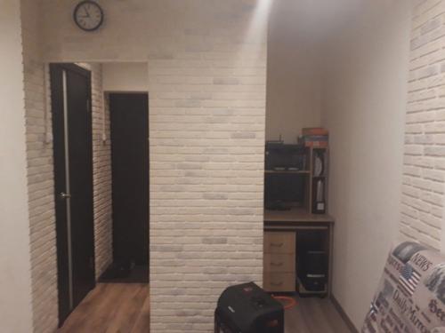 А это моя комнатка в общаге на 16 кв м, сделал из нее мини студию. 03