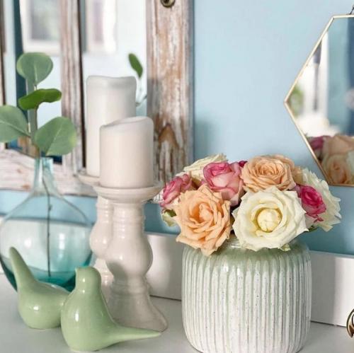 Голубые оттенки, которые распространяются по интерьеру квартиры, добавляют чувству нежности. 01