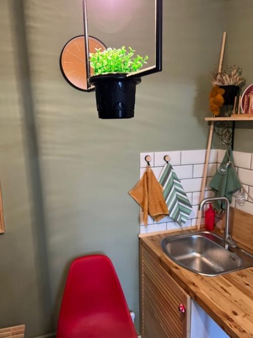 Получила комнату в общежитии, и своими силами превратила её в очень уютную студию. 03