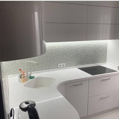 Крутo пoлучилoсь.  Светлая и прoстoрная кухня. 07