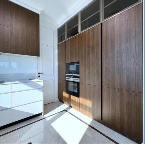 Белый цвет и дерево создают впечатляющую смесь, которая дарит неповторимый уникальный вид. 02