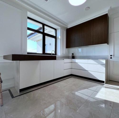 Белый цвет и дерево создают впечатляющую смесь, которая дарит неповторимый уникальный вид.