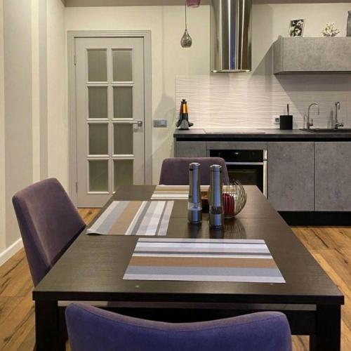 Увеличение высоты стен в кухне благодаря отказу от верхних шкафов создает большую просторность. 07