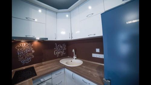 Наша студия.  Для мужа - выделенное место для работки прямо на балкончике. 02