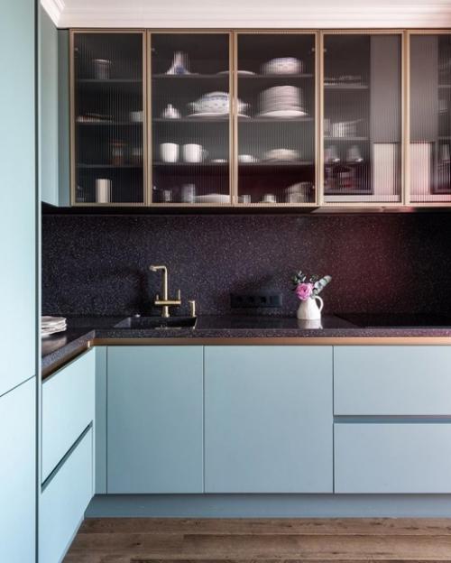 Голубые оттенки, которые распространяются по интерьеру квартиры, добавляют чувству нежности. 02