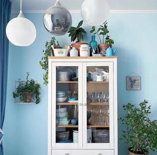 Голубые оттенки, которые распространяются по интерьеру квартиры, добавляют чувству нежности.