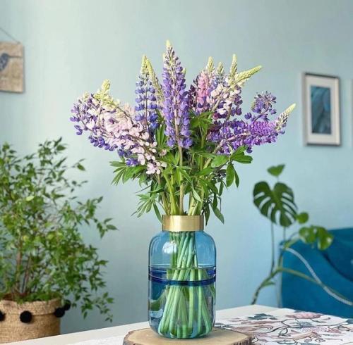 Голубые оттенки, которые распространяются по интерьеру квартиры, добавляют чувству нежности. 03