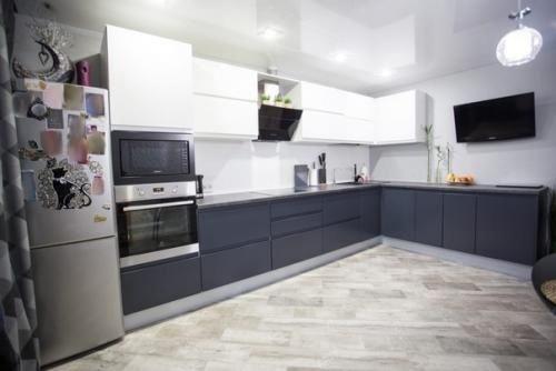 Провели капитальный ремонт в нашей трехкомнатной квартире.