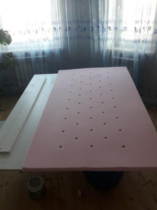 Это кровать, которую я собственноручно сделал нам в спальню. 01