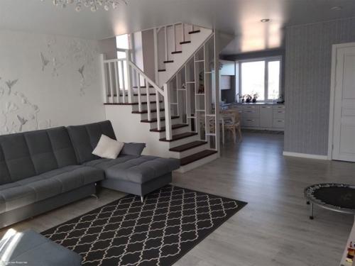 Это интерьер в нашем доме, все придумывала я. на первом этаже просторная гостиная с кухней, ванная.