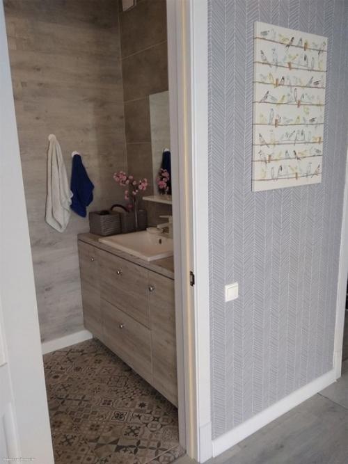 Это интерьер в нашем доме, все придумывала я. на первом этаже просторная гостиная с кухней, ванная. 02