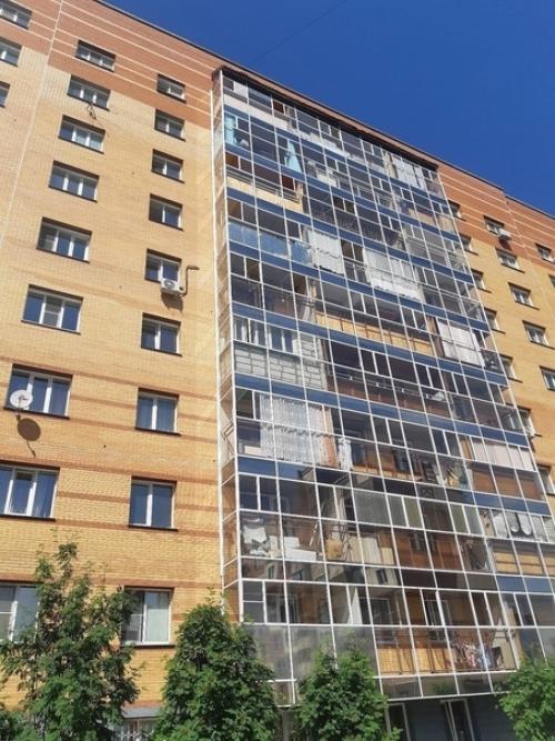 Современные панорамные окна в квартире стали неотъемлемой частью многих жилых помещений, но что делать, если захотелось классики?  