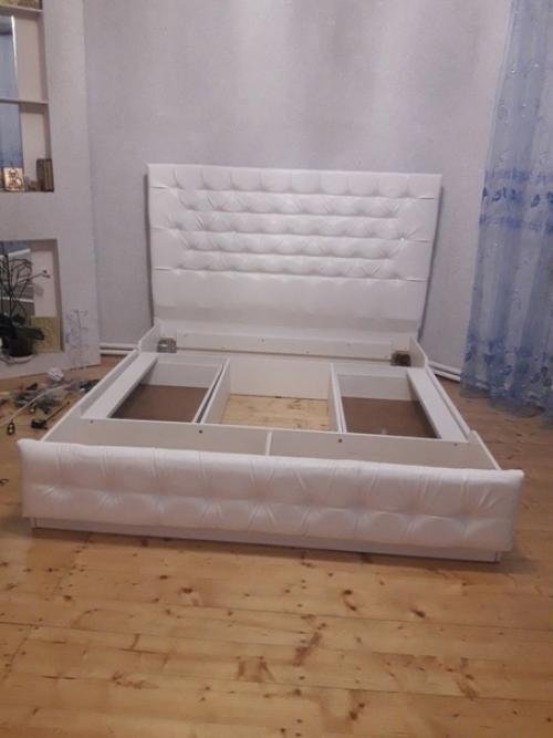 Это кровать, которую я собственноручно сделал нам в спальню. 06