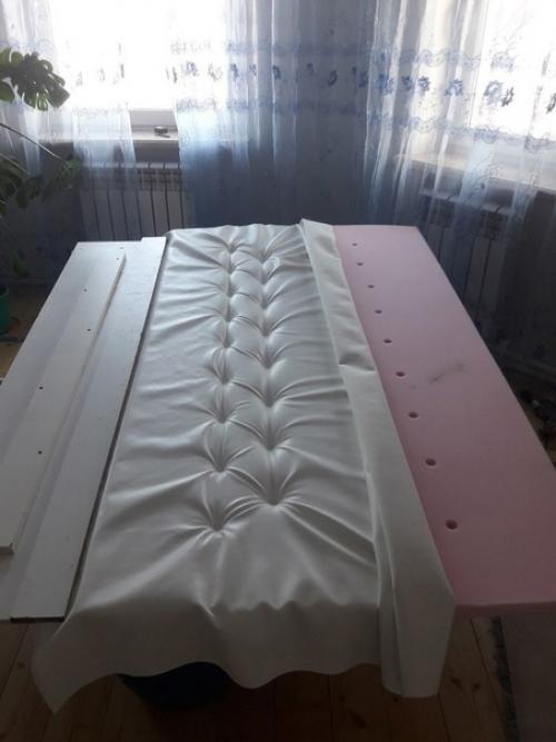 Это кровать, которую я собственноручно сделал нам в спальню. 03