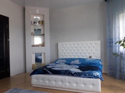 Это кровать, которую я собственноручно сделал нам в спальню. 07