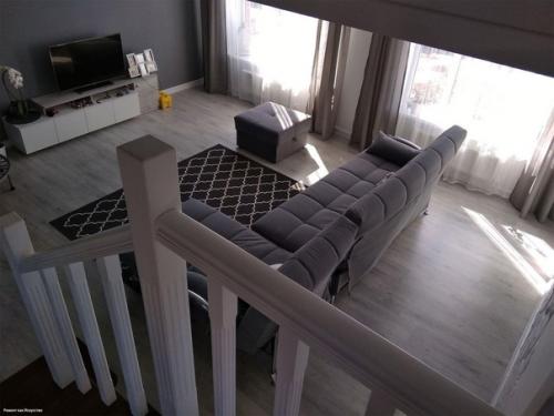 Это интерьер в нашем доме, все придумывала я. на первом этаже просторная гостиная с кухней, ванная. 03