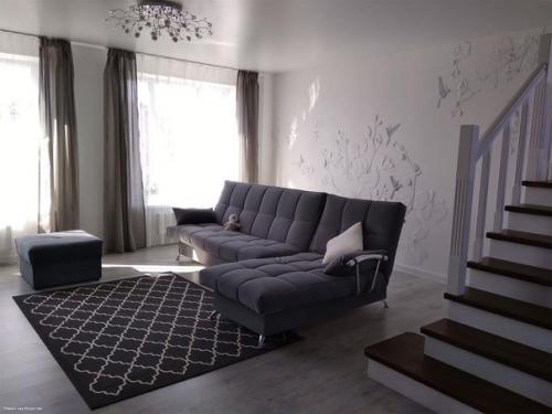 Это интерьер в нашем доме, все придумывала я. на первом этаже просторная гостиная с кухней, ванная. 07