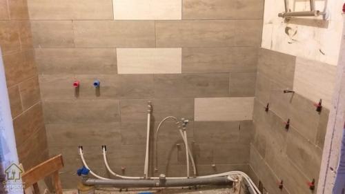 Девушка продемонстрировала, что и женщины прекрасно могут справиться с ремонтом. 04