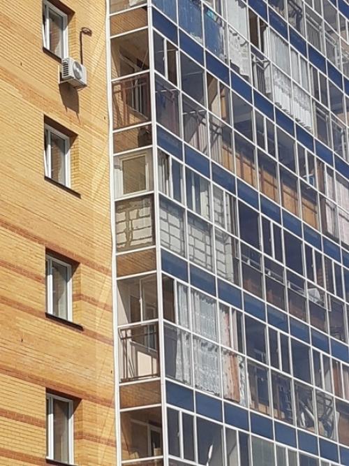 Современные панорамные окна в квартире стали неотъемлемой частью многих жилых помещений, но что делать, если захотелось классики? 01