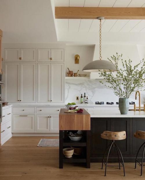 Кухня - гостиная в канадском стиле привлекает внимание своей функциональностью и воздушностью. 01