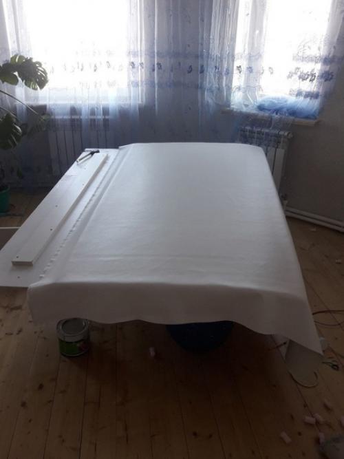 Это кровать, которую я собственноручно сделал нам в спальню. 02