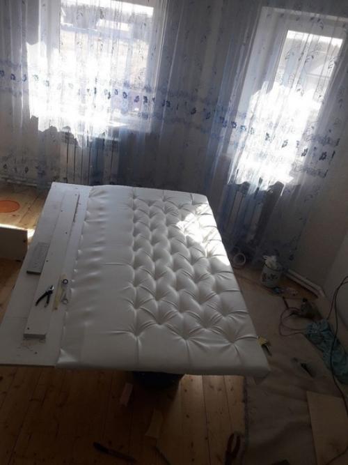 Это кровать, которую я собственноручно сделал нам в спальню. 05