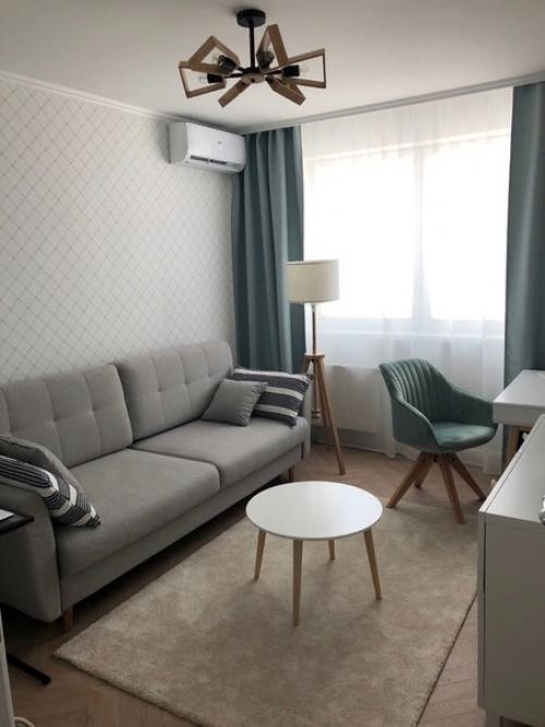 В этой квартире очень явно чувствуется, что ее хозяйка обладает отличным вкусом и хорошим чувством стиля. 01