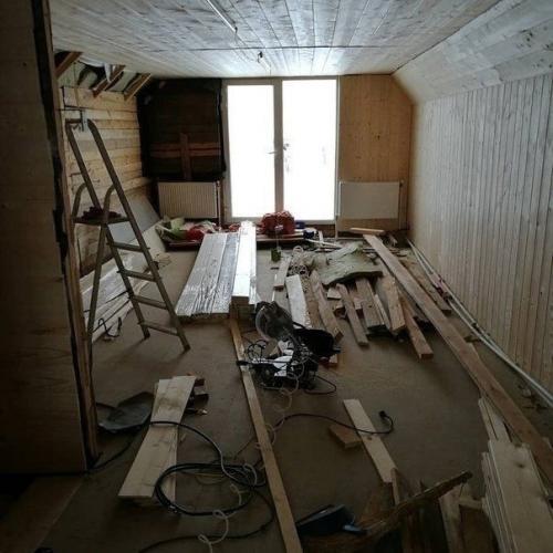 Это мы купили старенький домик в деревне, в довольно уставшем состоянии, но зато вышел довольно не дорого. 03