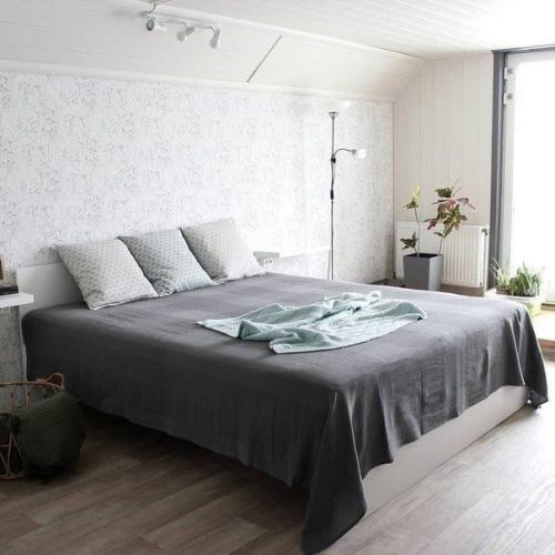 Это мы купили старенький домик в деревне, в довольно уставшем состоянии, но зато вышел довольно не дорого. 06