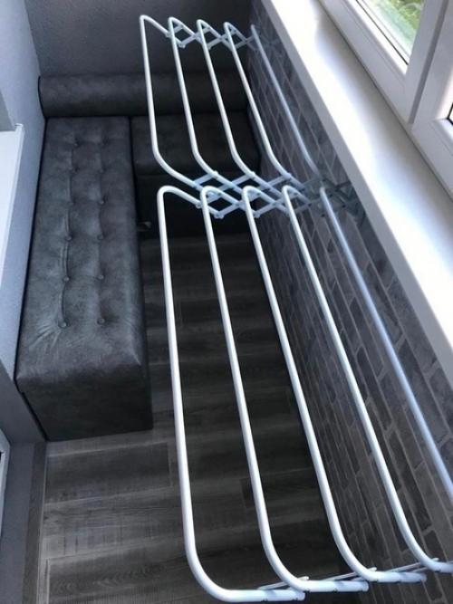 Мой муж долгое время обещал сделать ремонт на балконе и избавиться от всего ненужного хлама, который там копился многие годы. 05