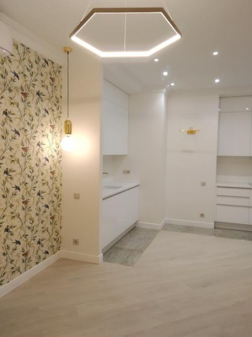 Огромная кухня - столовая выполненная в нежных тонах. 02