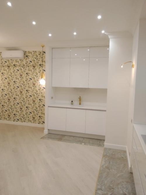 Огромная кухня - столовая выполненная в нежных тонах. 03