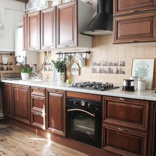 Это мы купили старенький домик в деревне, в довольно уставшем состоянии, но зато вышел довольно не дорого. 04