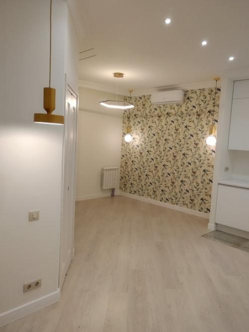 Огромная кухня - столовая выполненная в нежных тонах. 01