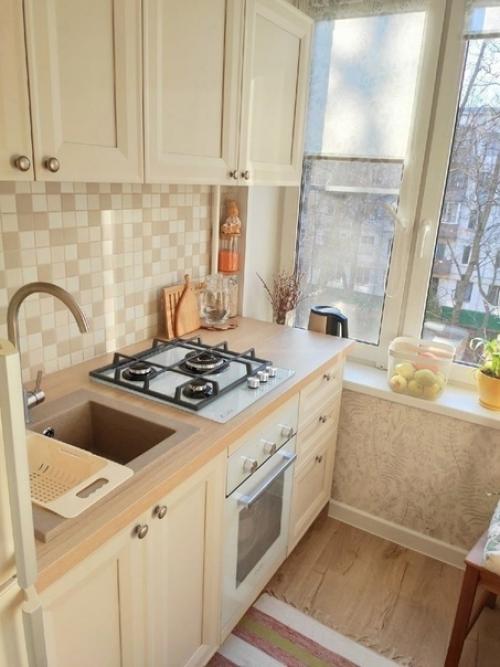 В случае если у вас квартира тоже в хрущевке, то дизайн моей кухни может вам пригодиться, когда вы соберетесь делать ремонт.