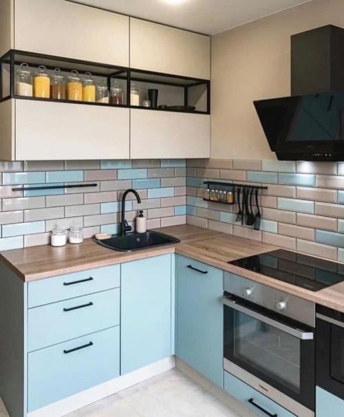 Веселая кухня со стильным гарнитуром - это идеальное решение для людей, которые любят яркие цвета и неординарные решения в дизайне интерьера.