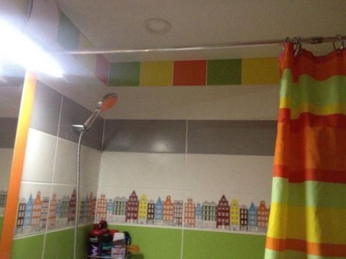 Мне пришла в голову мысль, что я устала от обычных стандартных цветов ванной комнаты, таких как серый, белый и черный. 01