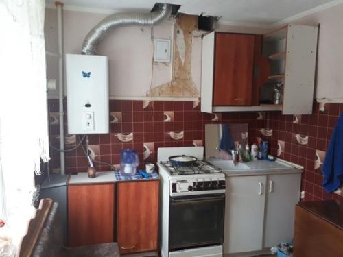 Давайте с вами мы рассмотрим кухню 19 летнего молодого человека, который собственноручно за полтора месяца сделал в ней ремонт.