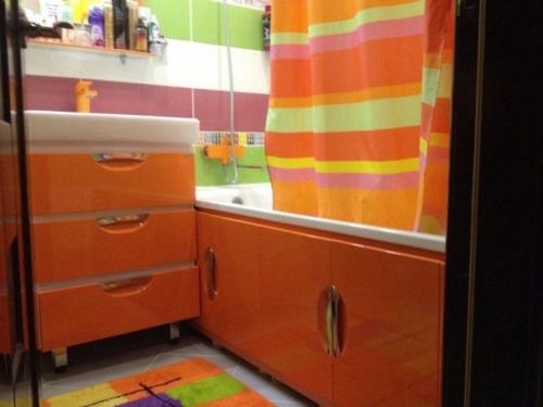 Мне пришла в голову мысль, что я устала от обычных стандартных цветов ванной комнаты, таких как серый, белый и черный. 09