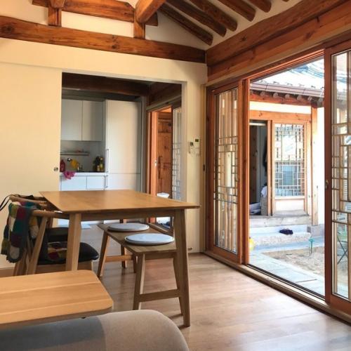 Как у нас в стране оформляют квартиры мы уже с вами знаем, а давайте посмотрим, как выглядят дома в Корее. 01