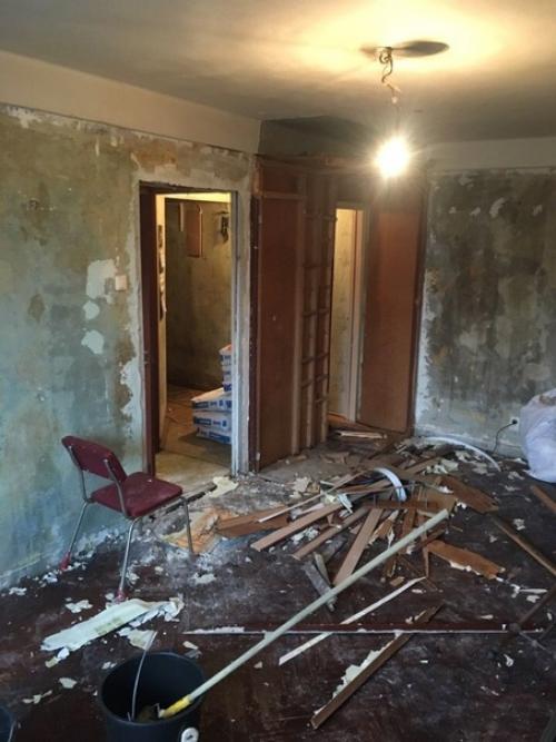 Мужчина продемонстрировал нам процесс ремонта в его однушке, расположенной в хрущевке. 01