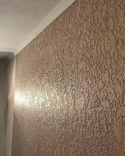 Мы устали от постоянного переклеивания обоев и приняли решение использовать другой подход - создать фактурную отделку стен с помощью штукатурки. 04