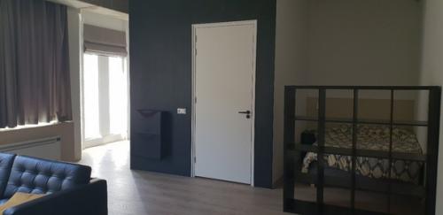 Весьма просторная студия, которую легко можно переделать в несколько комнатную квартиру. 01